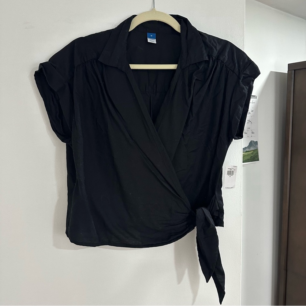 NWT - Black tie bottom, v neck, collared short sleeve shirt from Old Navy!
